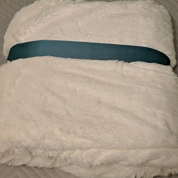 Brand new Holiday Sherpa - Picture 2 of 2